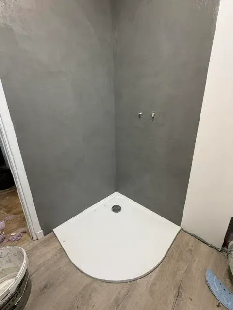 Douche d'angle terminée avec receveur quart de rond