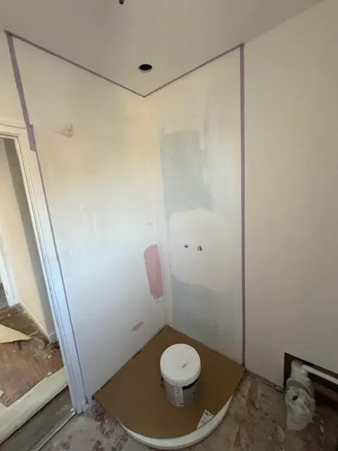 Douche d'angle en cours d'installation