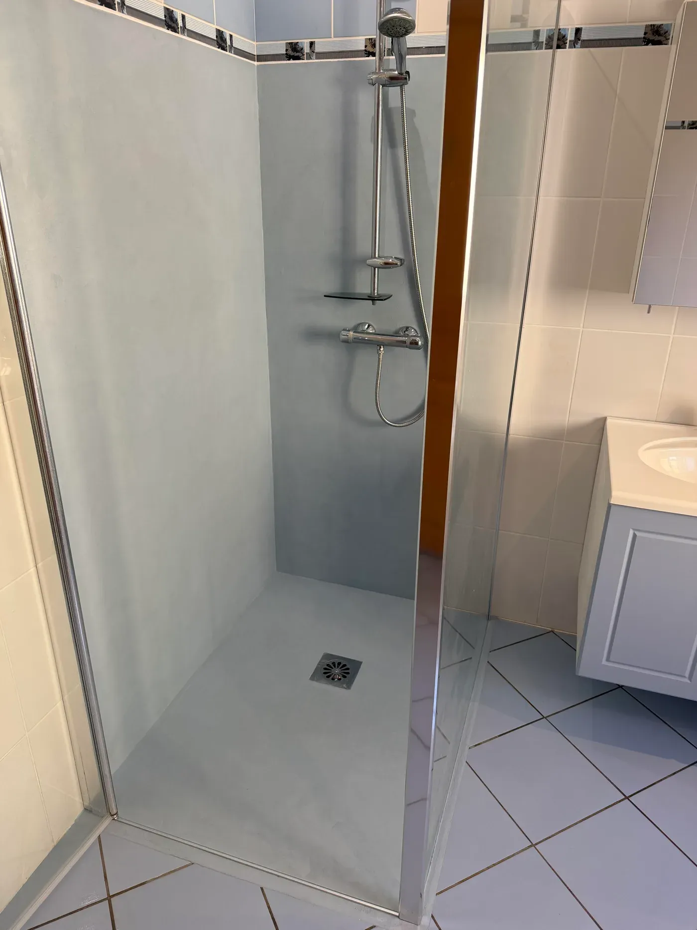 Douche italienne terminée, parois et finition grises