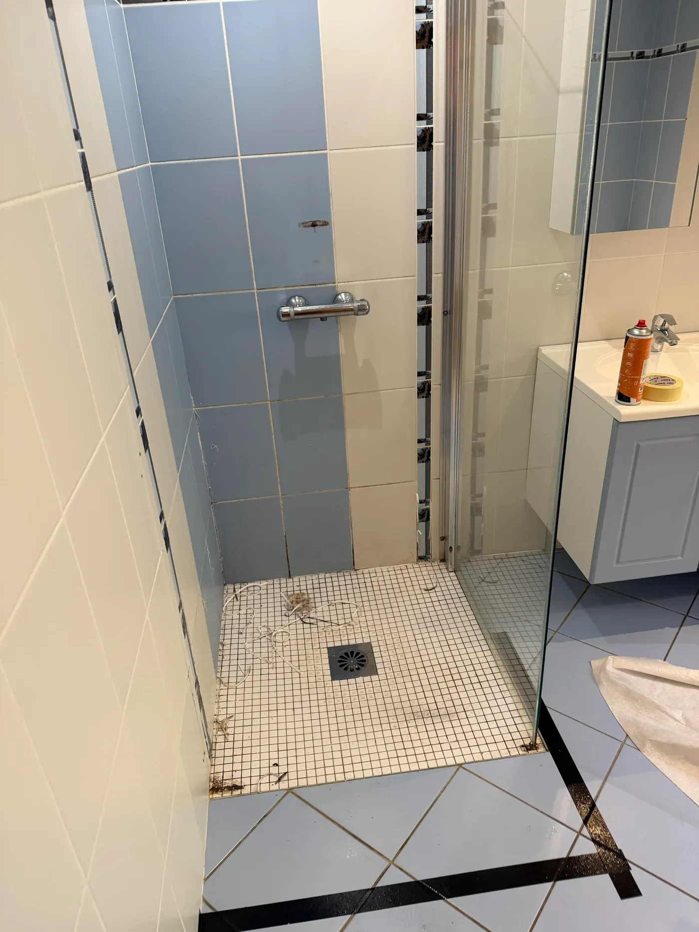 Douche en travaux, ancien carrelage déposé