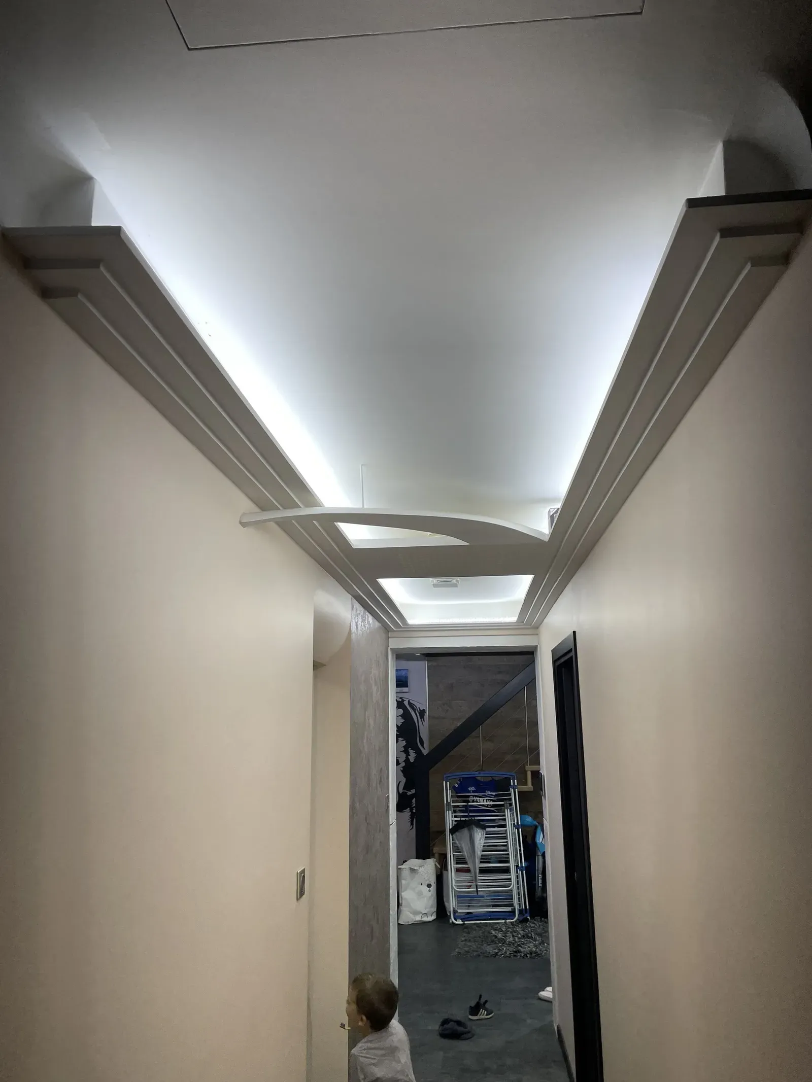 Faux-plafond moulé avec éclairage LED intégré dans un couloir
