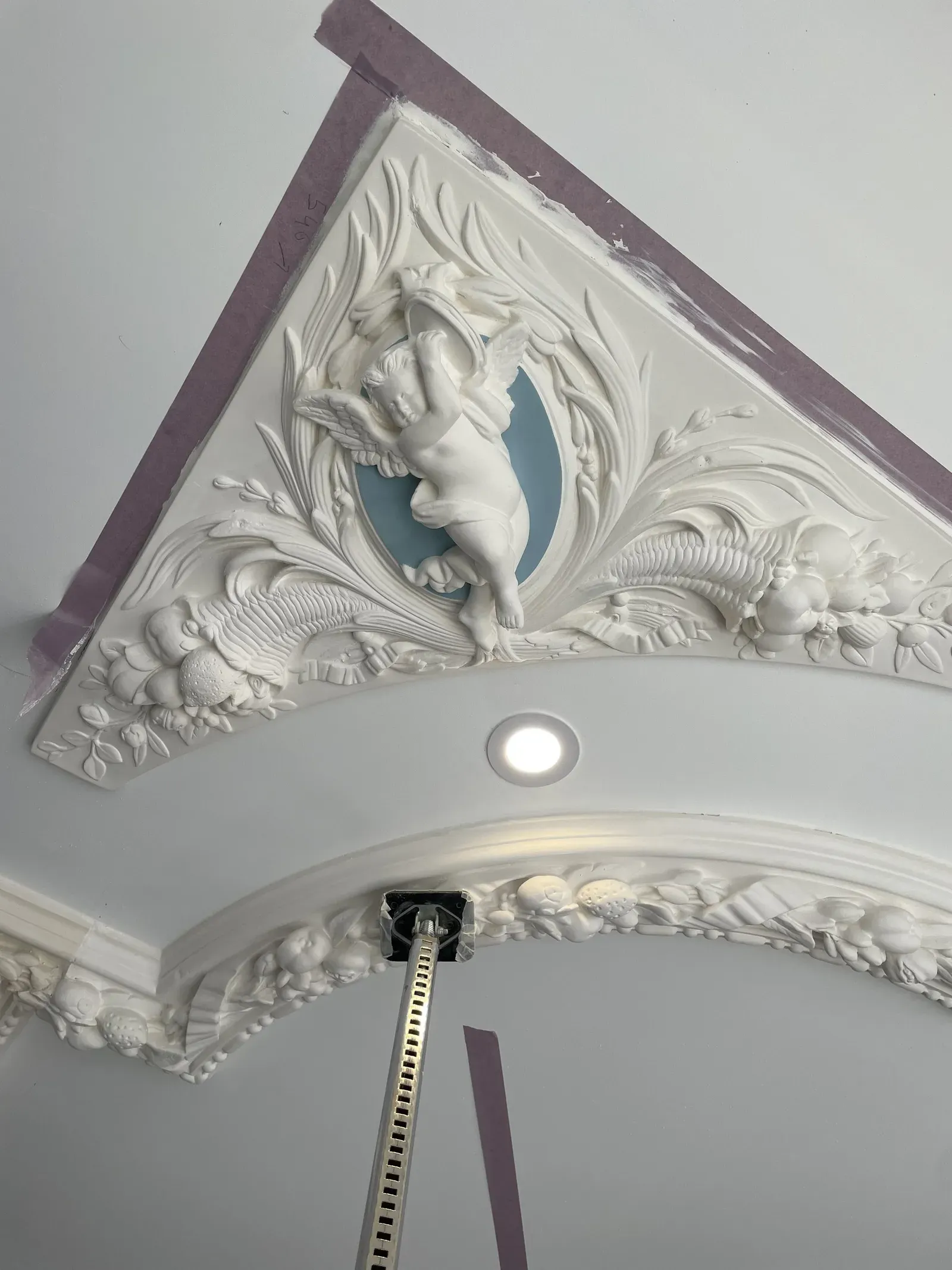 Rosace de plafond en plâtre — signée Gary Goder