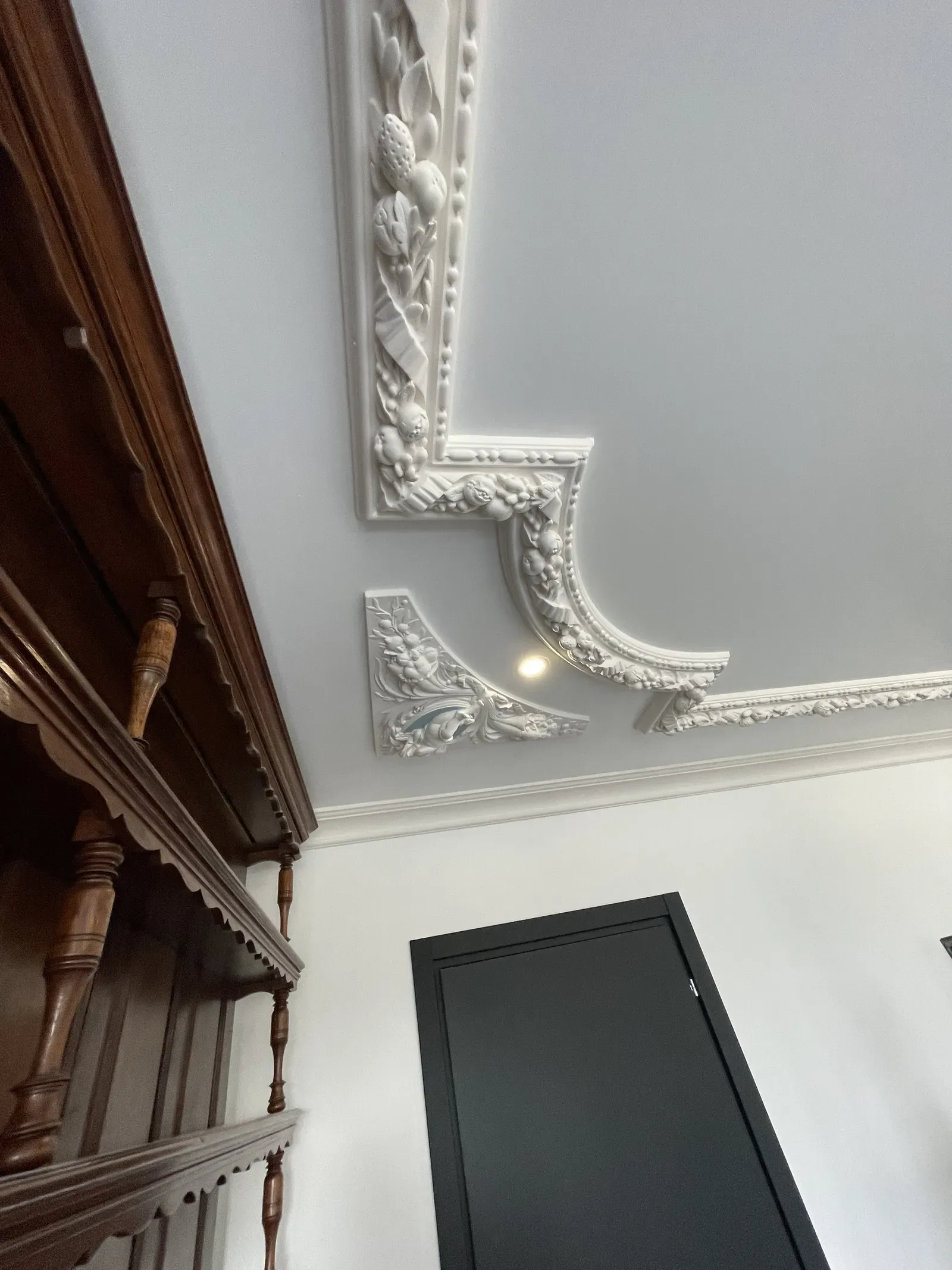 Corniche ornementale au plafond avec motifs floraux
