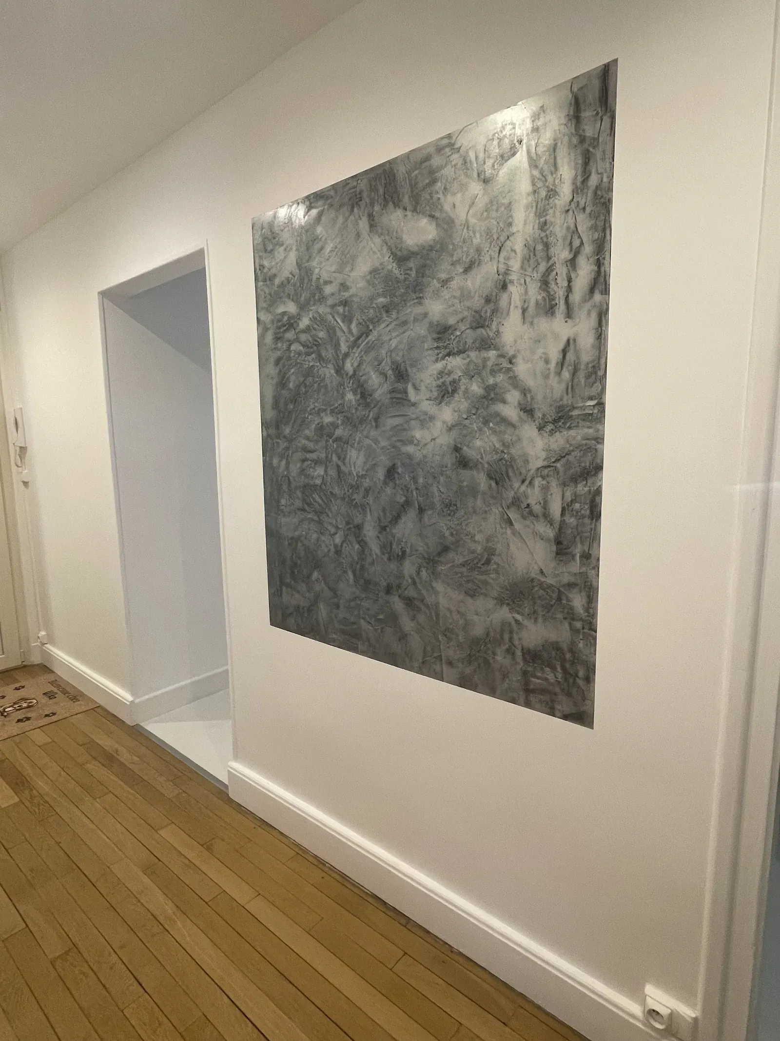 Panneau mural en enduit décoratif gris dans un couloir