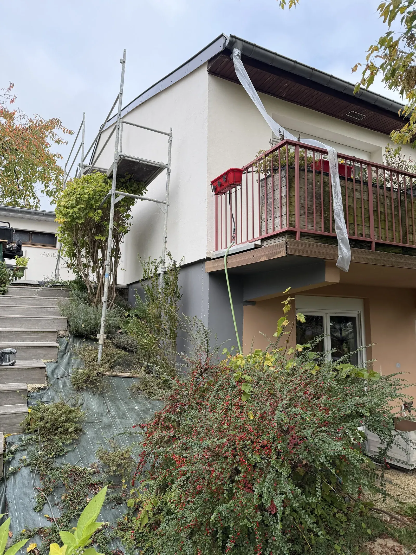 Ravalement de façade en cours — échafaudage et peinture bi-ton