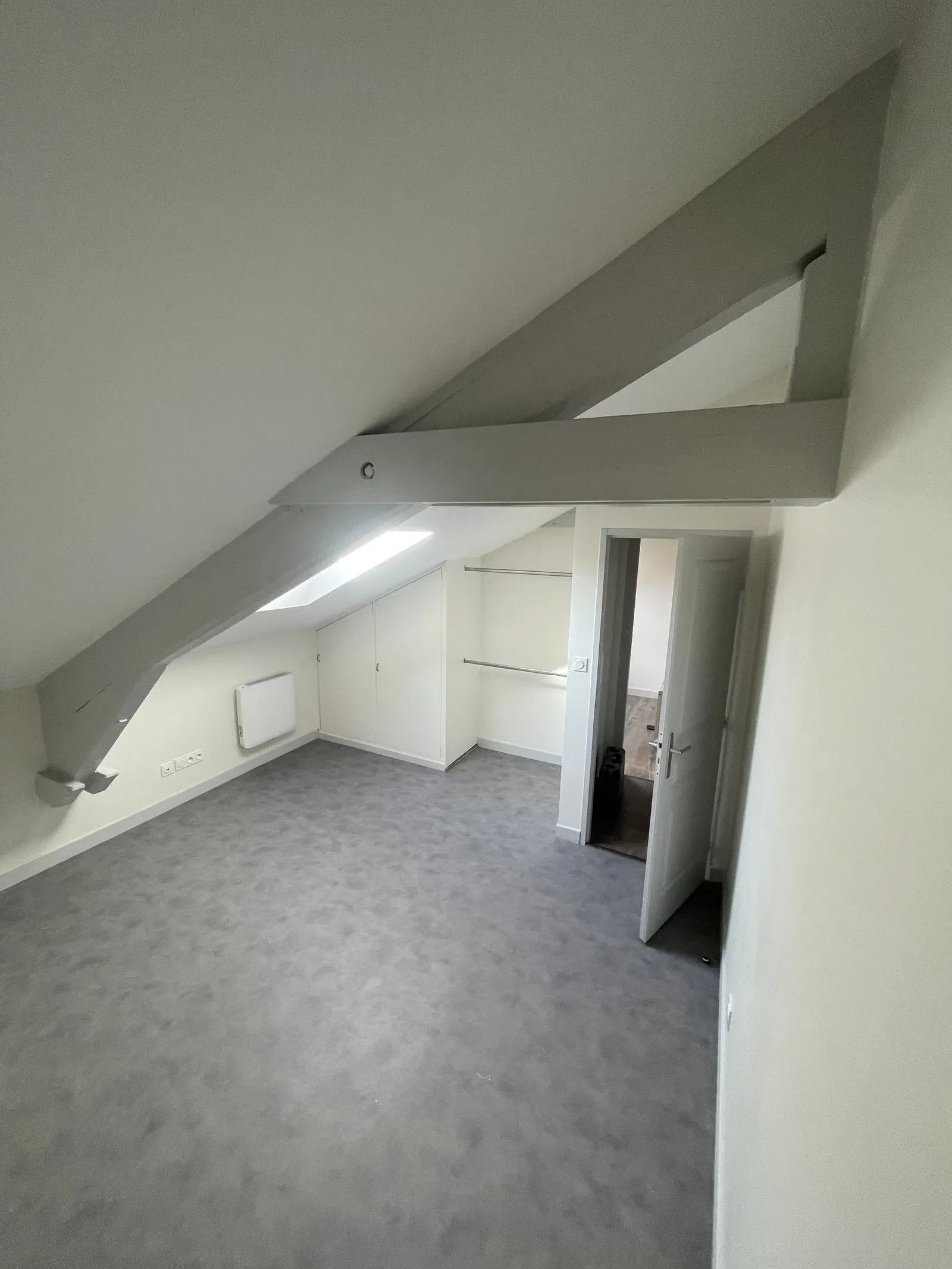Peinture intérieure — chambre rénovée