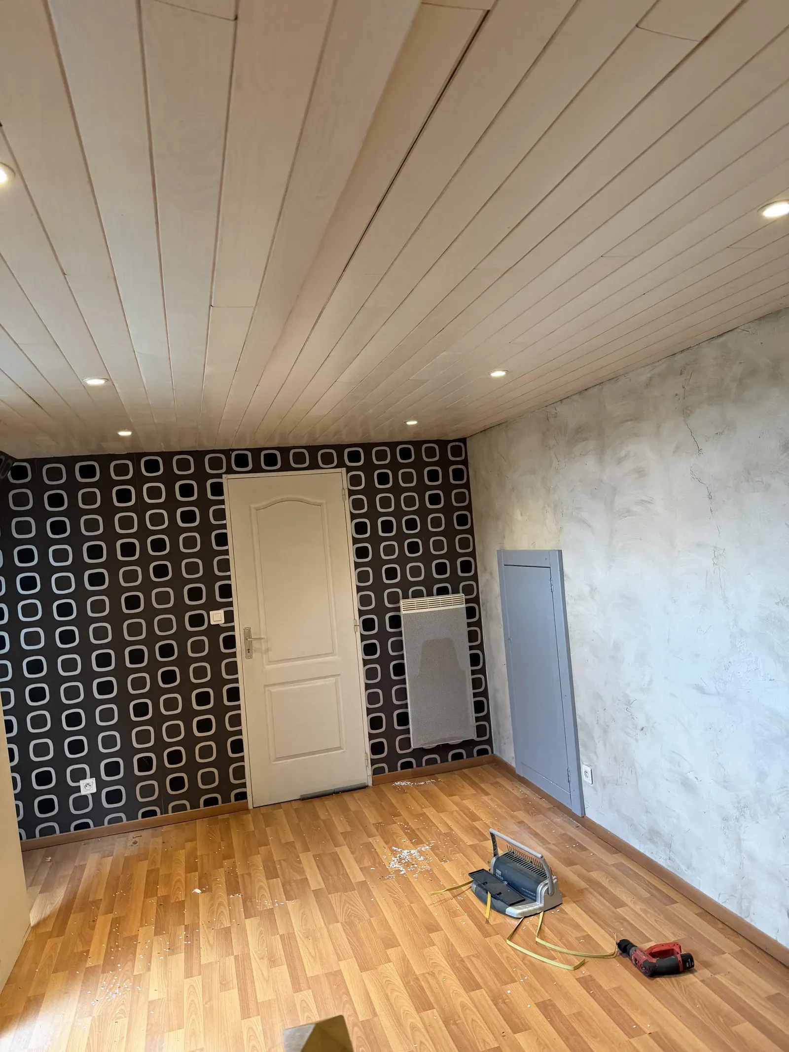 Peinture décorative et papier peint dans une pièce rénovée