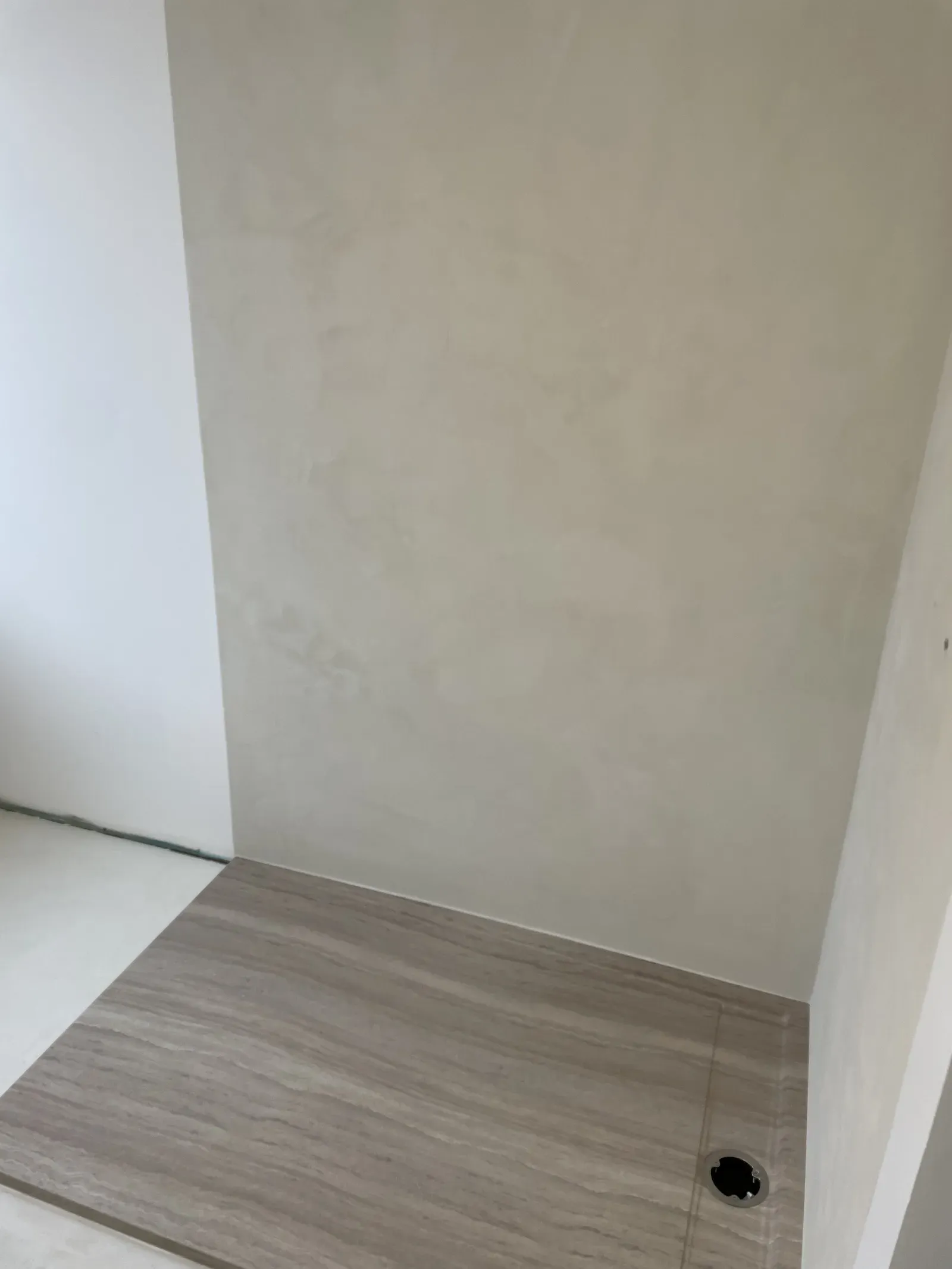 Mur en béton ciré dans une cabine de douche — texture lisse