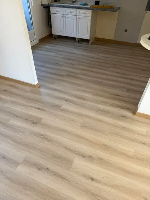 Sol refait en parquet clair après travaux